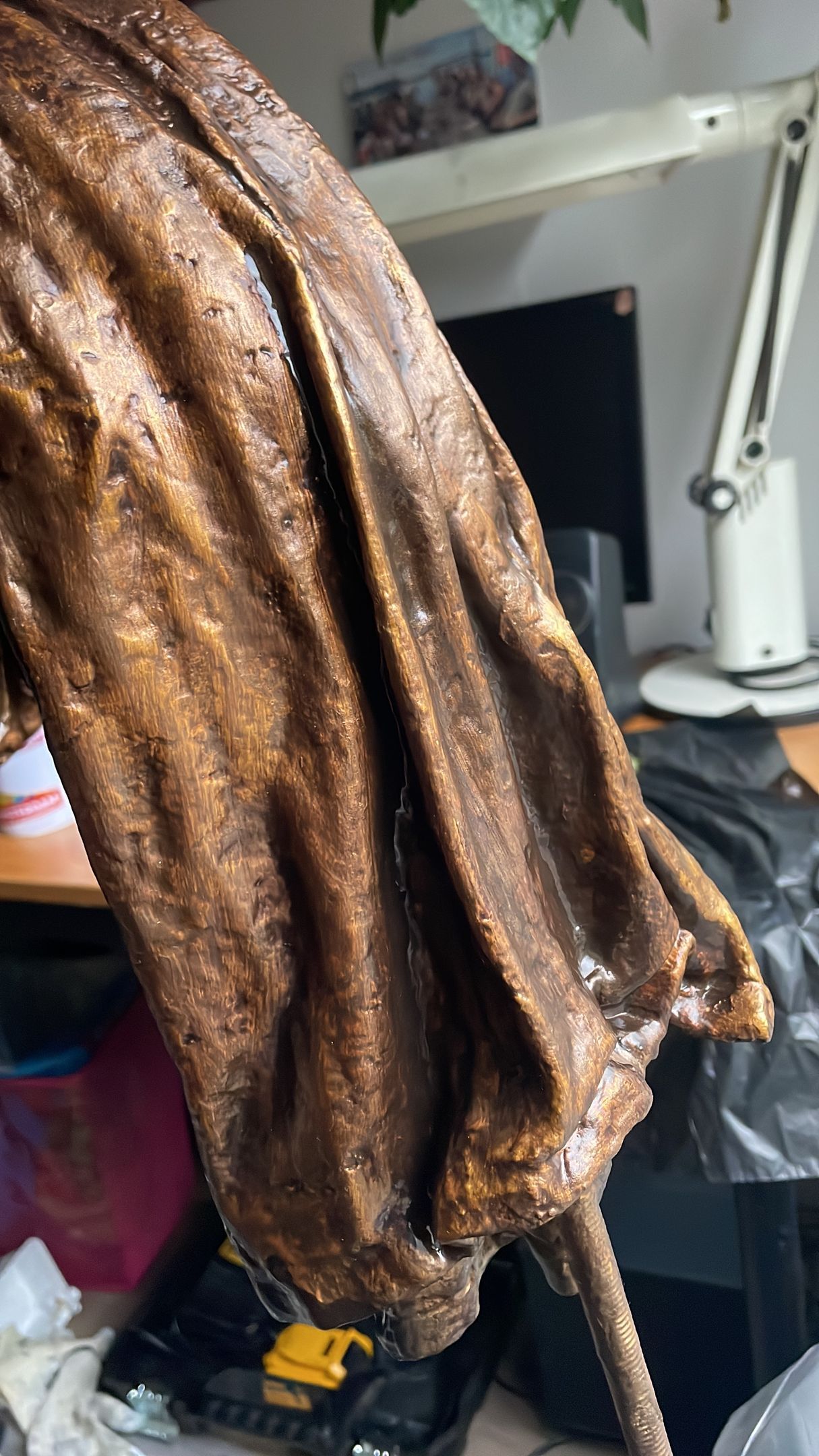 Bronzen gestructureerde stof die omhooggehouden wordt. 