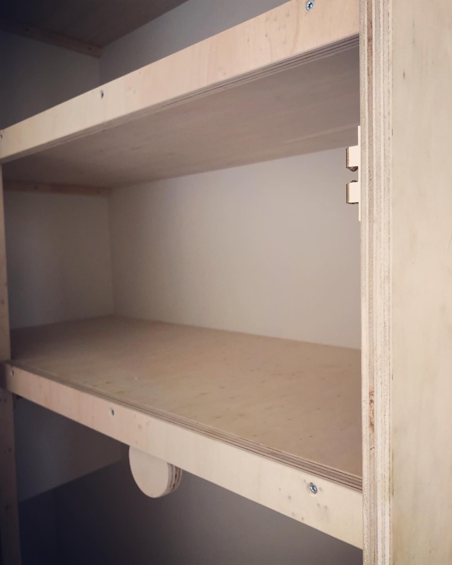Lege houten planken in een kast.