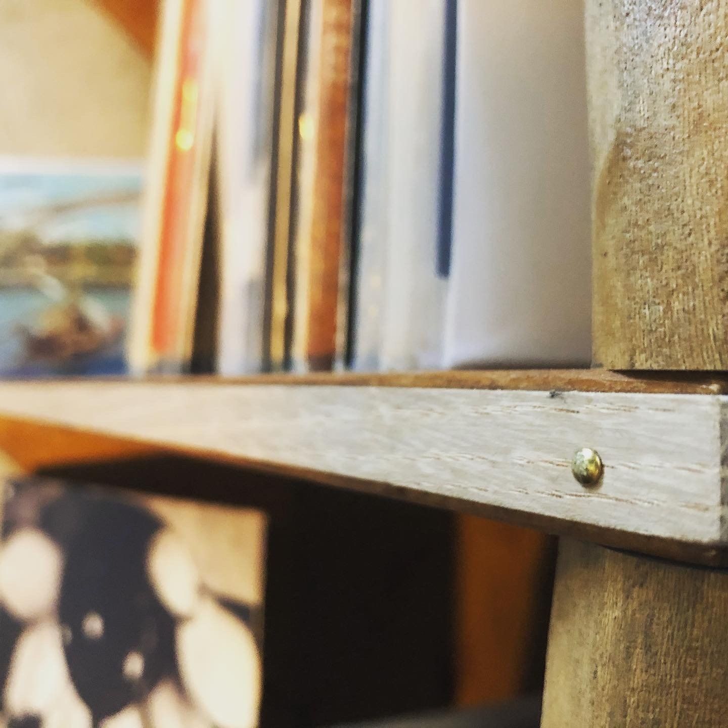 Houten plank met boeken en decoratieve voorwerpen; close-up.