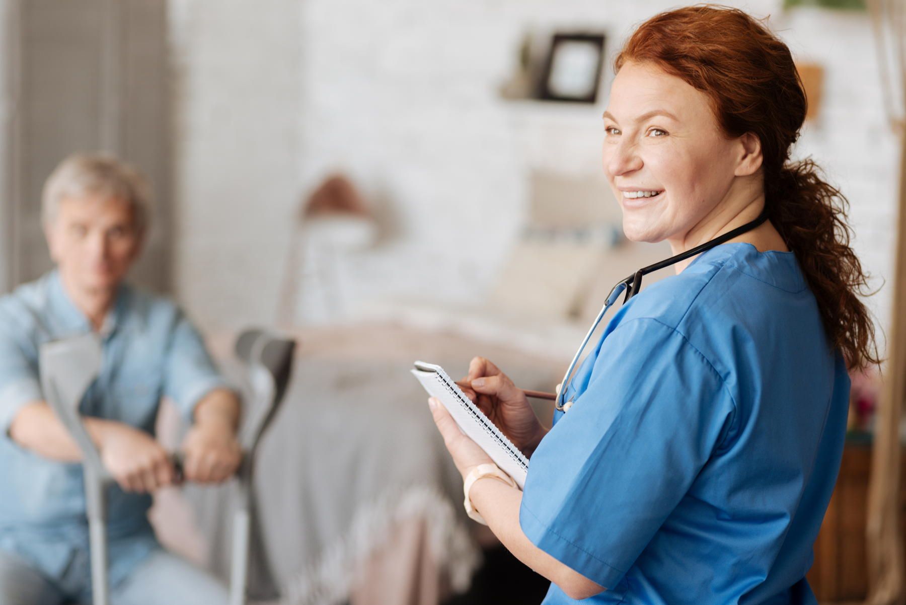 Pflegerin mit Patientin
