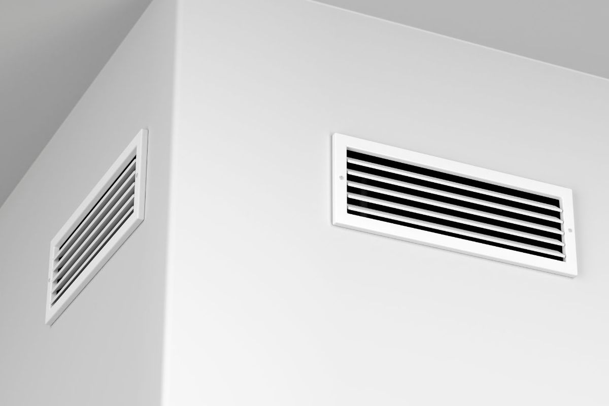 What Causes Warm Air to Come From Vents Intermittently
