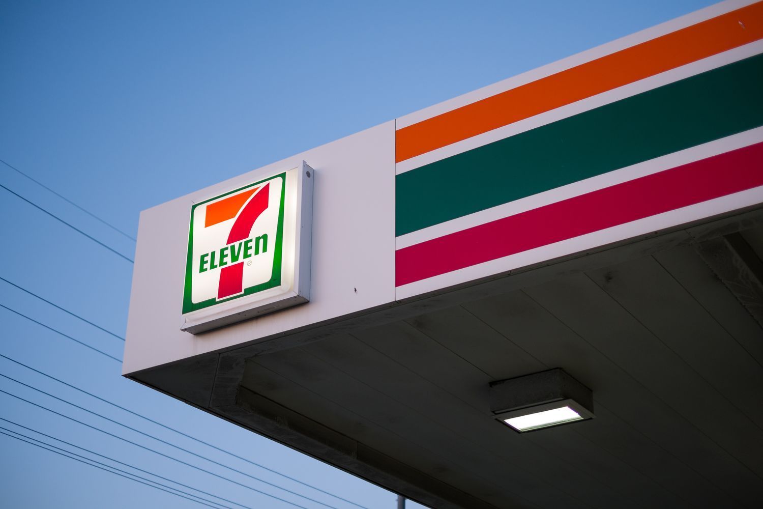 A 7 eleven gas station with a blue sky in the background