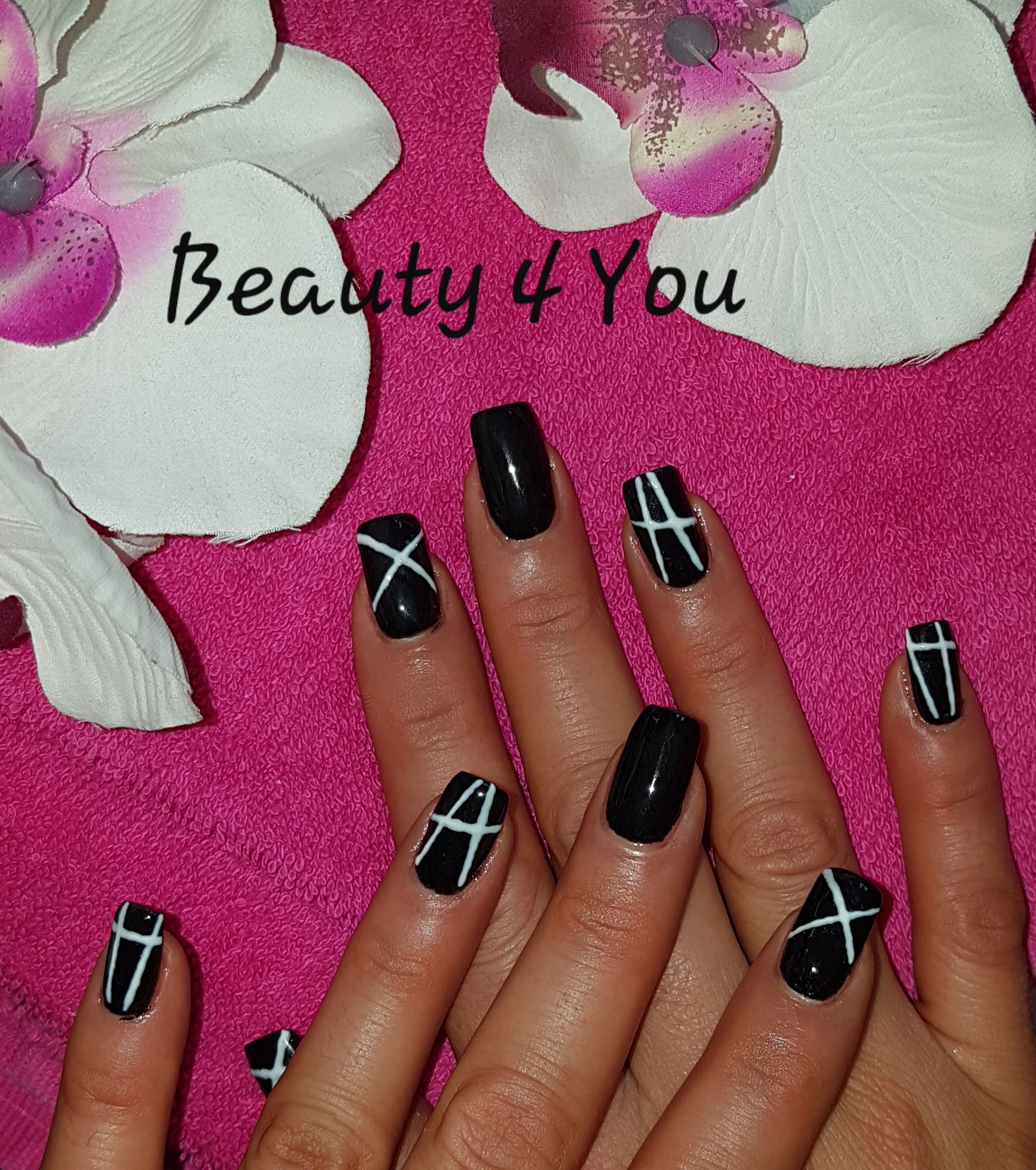 Eine Nahaufnahme der Nägel einer Frau mit den Worten „Beauty 4 you“ auf der Unterseite