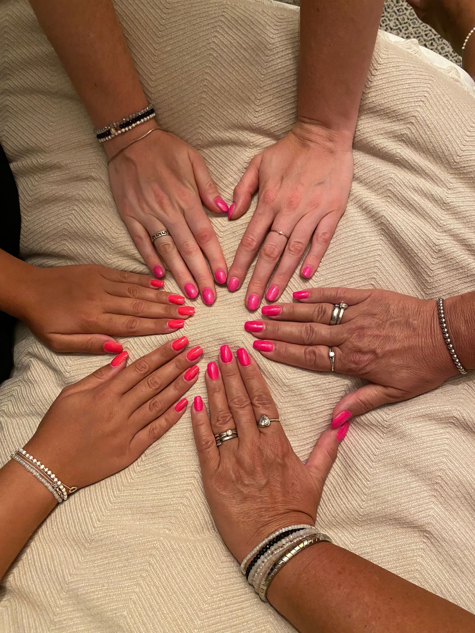 Eine Gruppe von Frauen formt mit ihren Händen ein Herz.