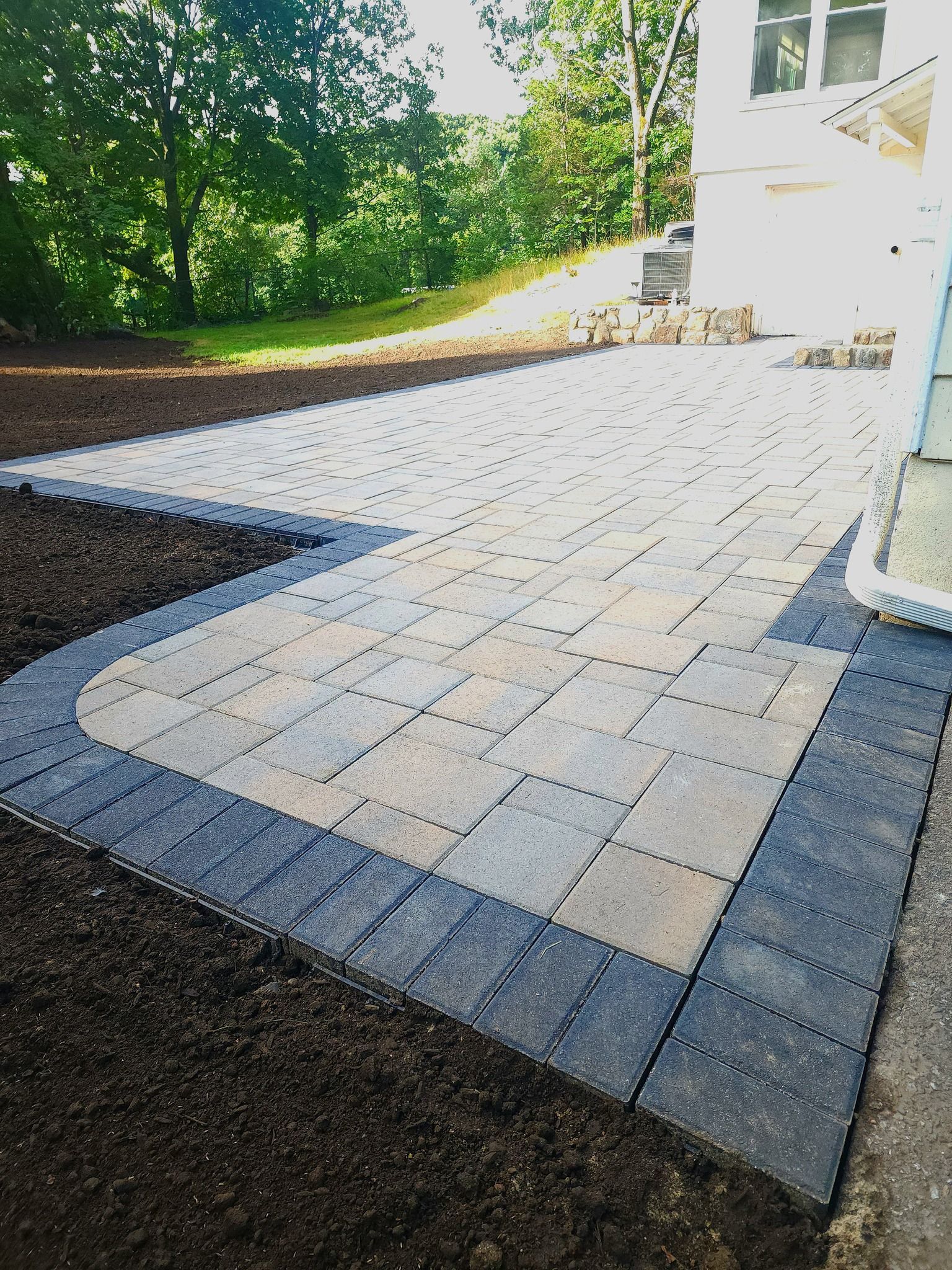 Paver patio with dark border