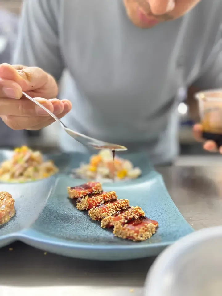 Espacio gastronómico del Hotel Prixma, una de las mejores opciones donde comer en San Andrés con ambiente moderno y vista al mar.