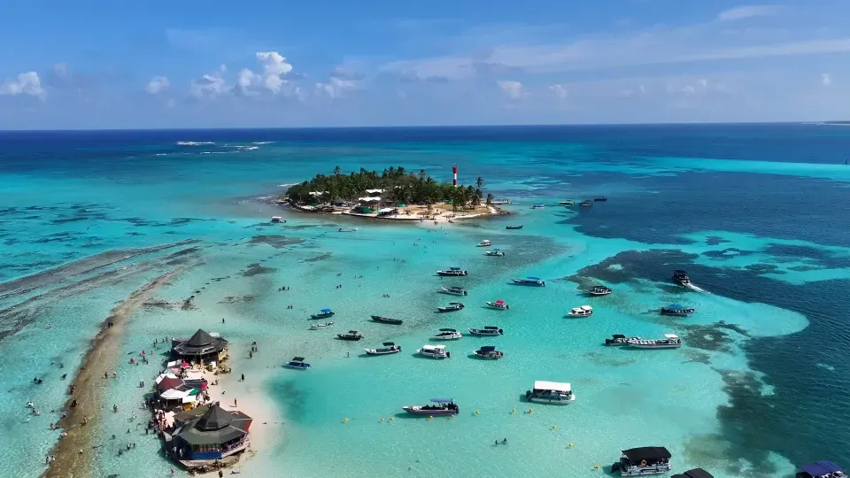 Rooftop del Hotel Prixma en San Andrés con vista al mar Caribe, espacio ideal para disfrutar los mejores atardeceres de la isla.