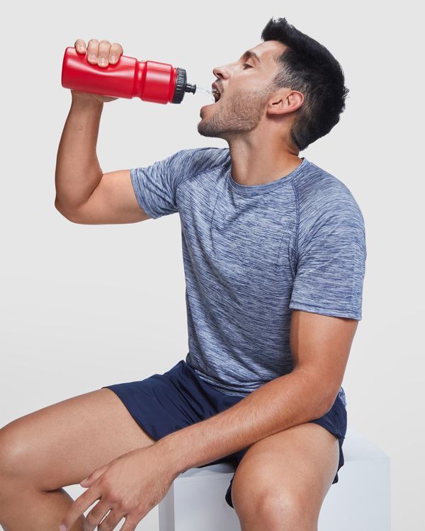 Polyester technical t-shirt with raglan short-sleeves. Crew neck. Loose, comfortable, and easy-fitting fabric.