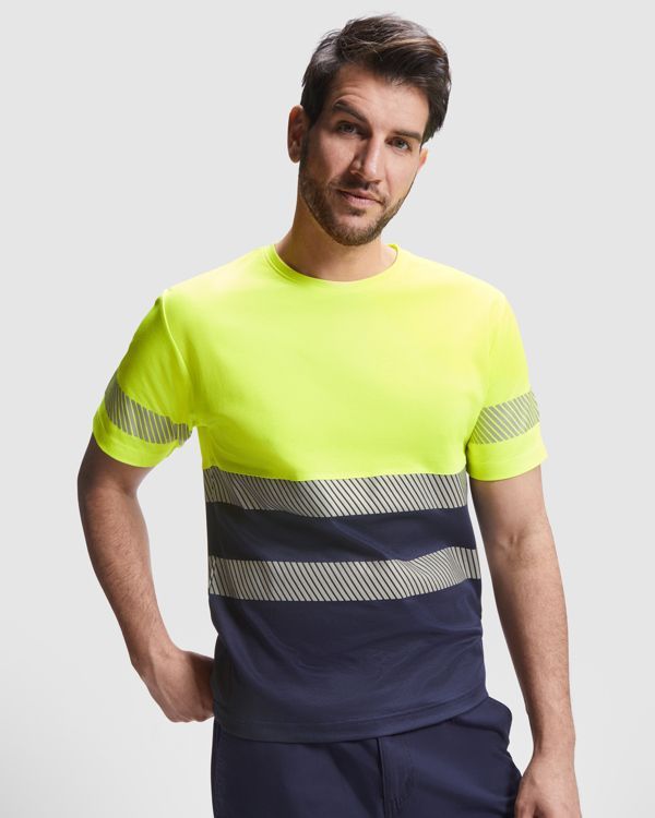 Polyester technical t-shirt with raglan short-sleeves. Crew neck. Loose, comfortable, and easy-fitting fabric.