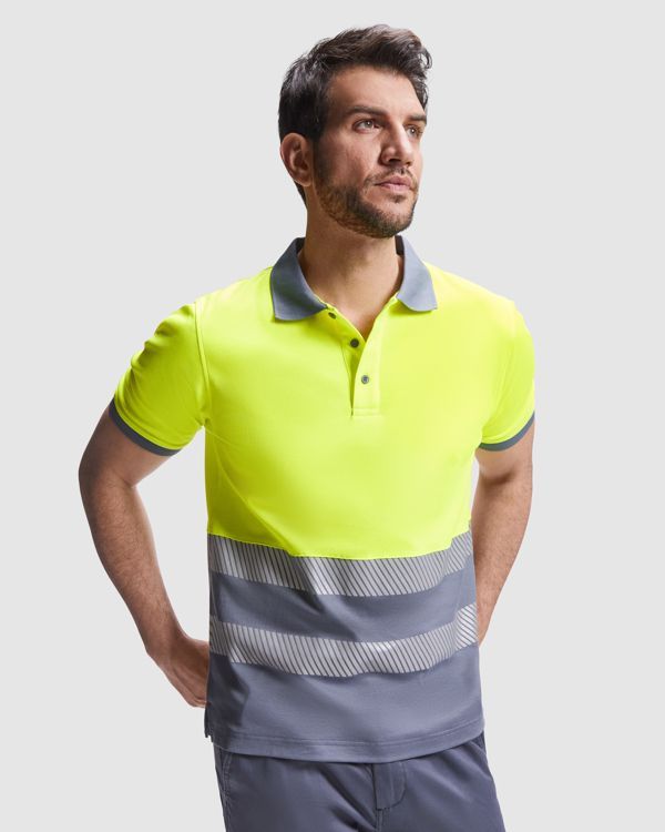 Polyester technical t-shirt with raglan short-sleeves. Crew neck. Loose, comfortable, and easy-fitting fabric.