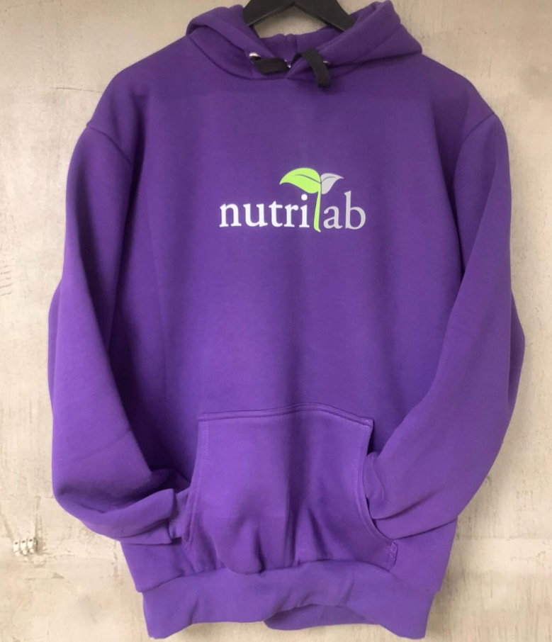 Ένα μωβ hoodie με τη λέξη nutrilab