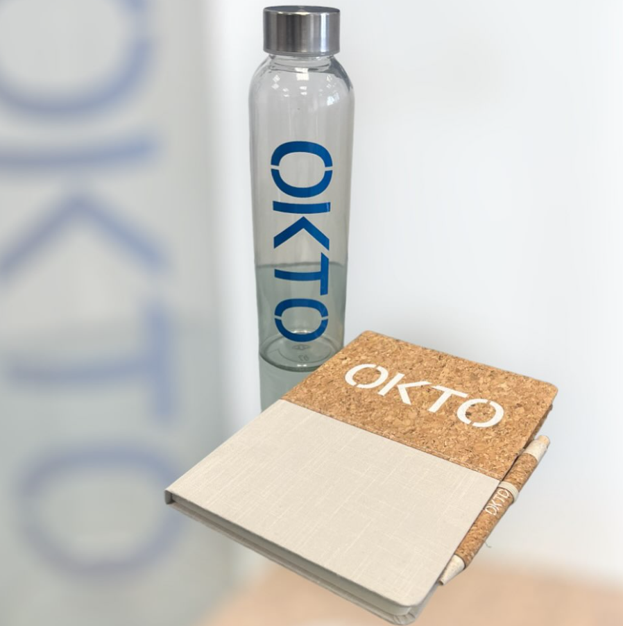 Ένα μπουκάλι με τη λέξη okto δίπλα σε ένα σημειωματάριο