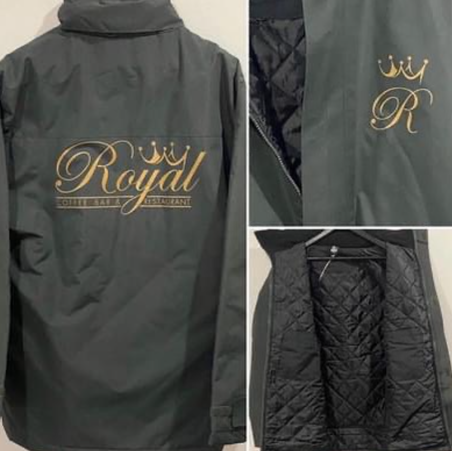 Ένα σακάκι με κεντημένη τη λέξη royal