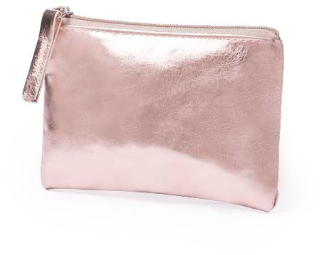 Μια ροζ μεταλλική τσάντα clutch με φερμουάρ σε λευκό φόντο.