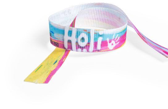 Ένα πολύχρωμο βραχιόλι με τη λέξη holi πάνω του.
