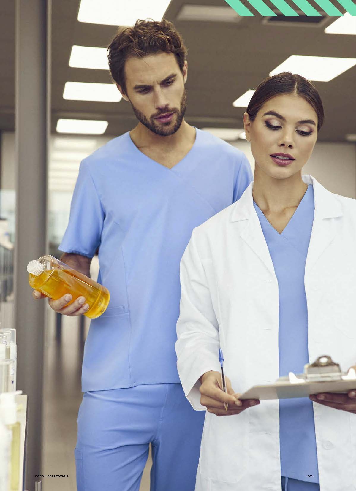 Ένας άντρας κρατάει ένα μπουκάλι με υγρό και μια γυναίκα κρατάει ένα πρόχειρο.