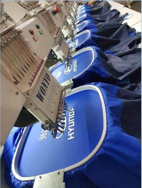 Μια σειρά από πουκάμισα hyundai είναι κεντημένα σε μια μηχανή