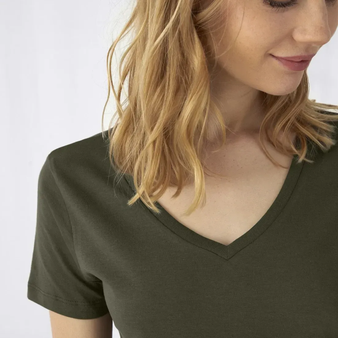 B&C Inspire V T γυναικείο t-shirt με V λαιμόκοψη για εταιρική ένδυση και εκτύπωση λογότυπου HORECA