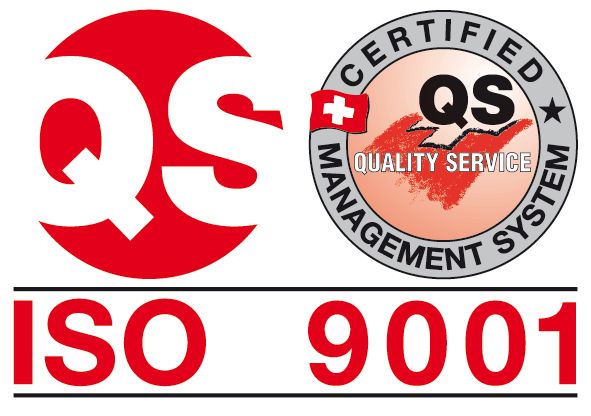 Loghi di certificazione della gestione della qualità QS e ISO 9001, rossi e neri.