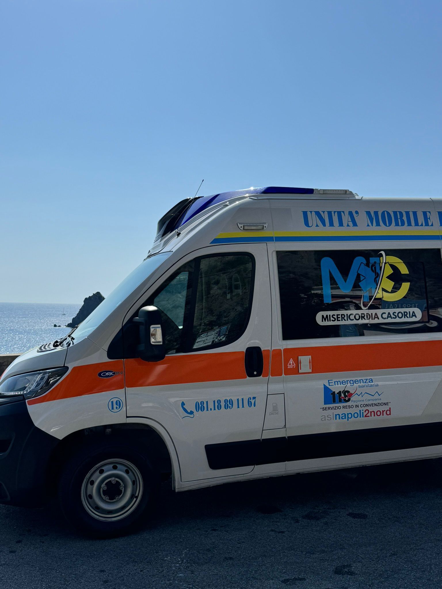 Ambulanza con il logo 