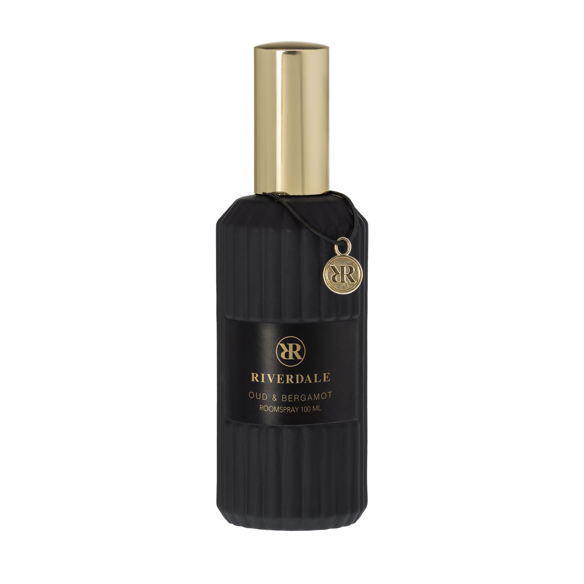 Roze Riverdale parfumdoosje naast een zwart geribbeld parfumflesje met gouden dop en embleem.