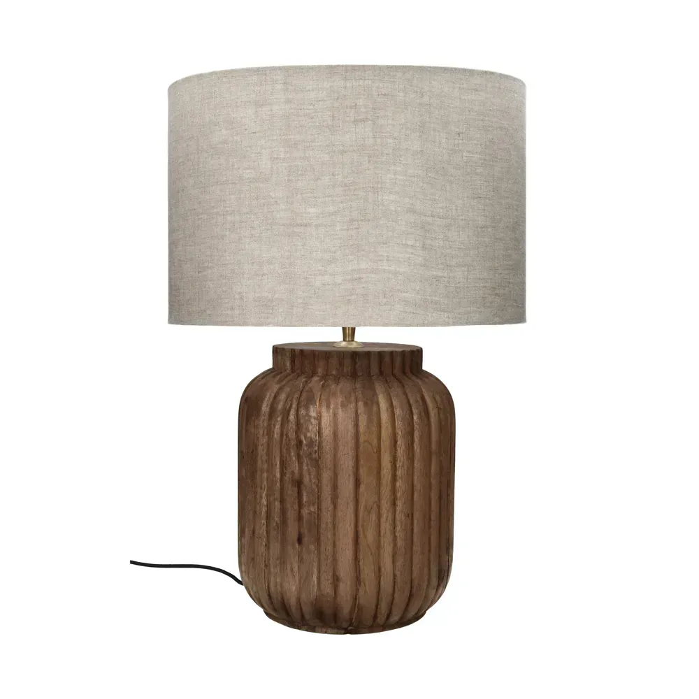 Rustieke bruine tafellamp met beige kap en zichtbaar zwart snoer.