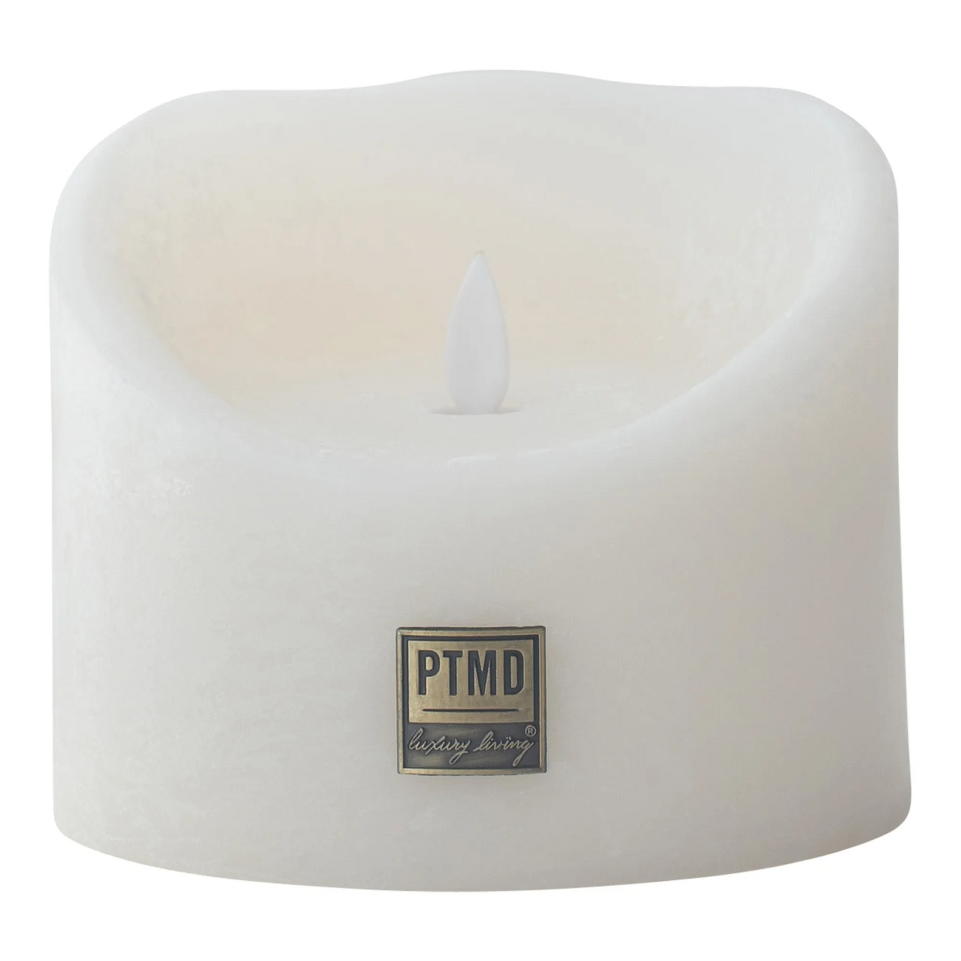 Witte cilindrische kaars met een kleine vlam en een PTMD-label aan de voorkant.