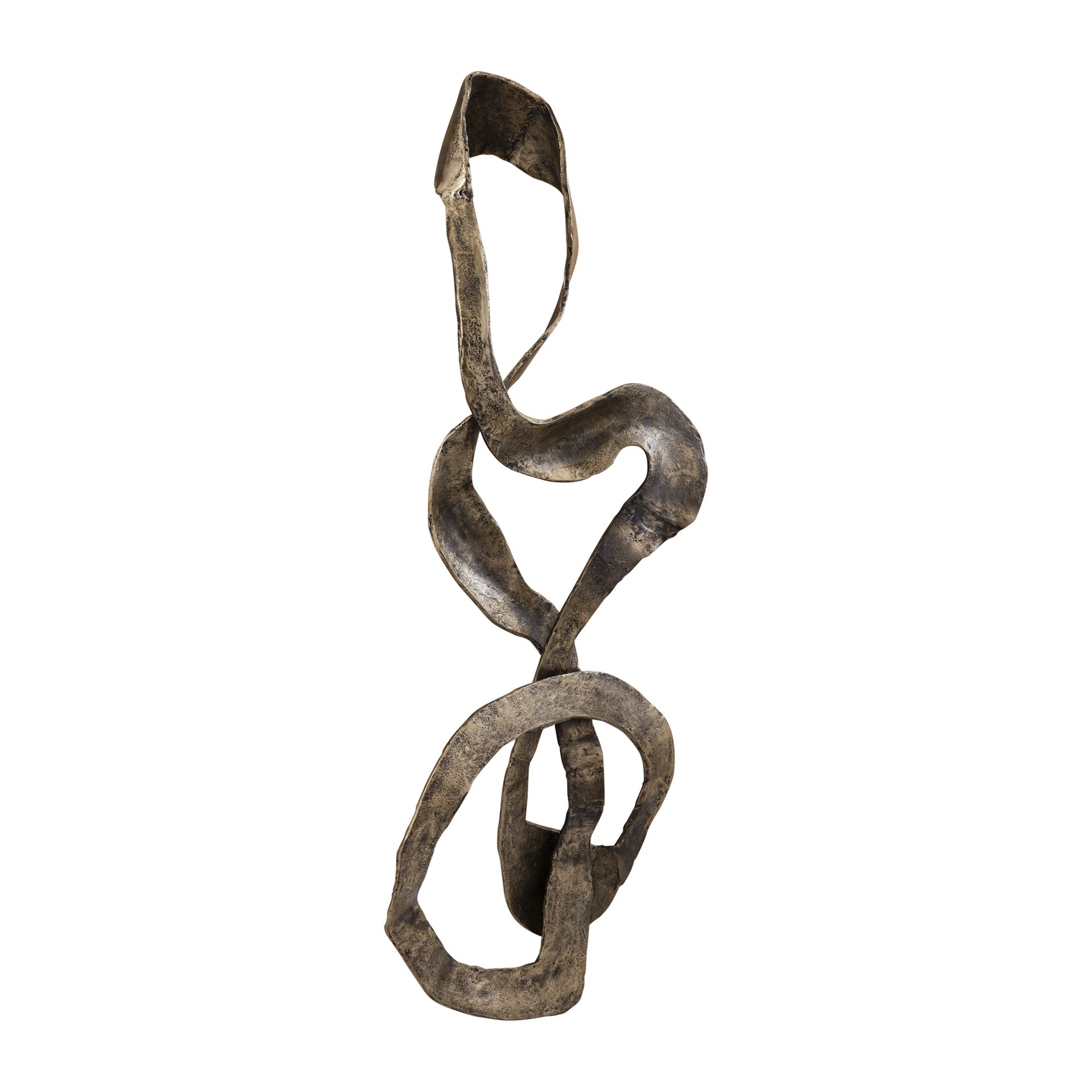 Een eigentijdse, metalen wandsculptuur hangt boven een bank, met op de voorgrond een tafel met decoratieve vazen.