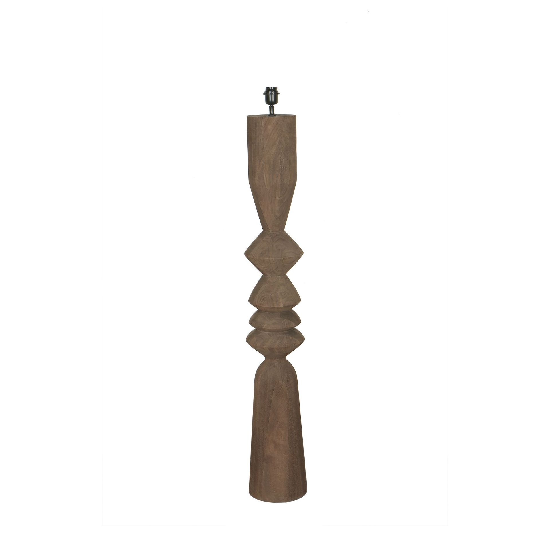 Hoge, gesneden houten kandelaar met een slanke bruine spil en een klein metalen beslagstukje bovenop.