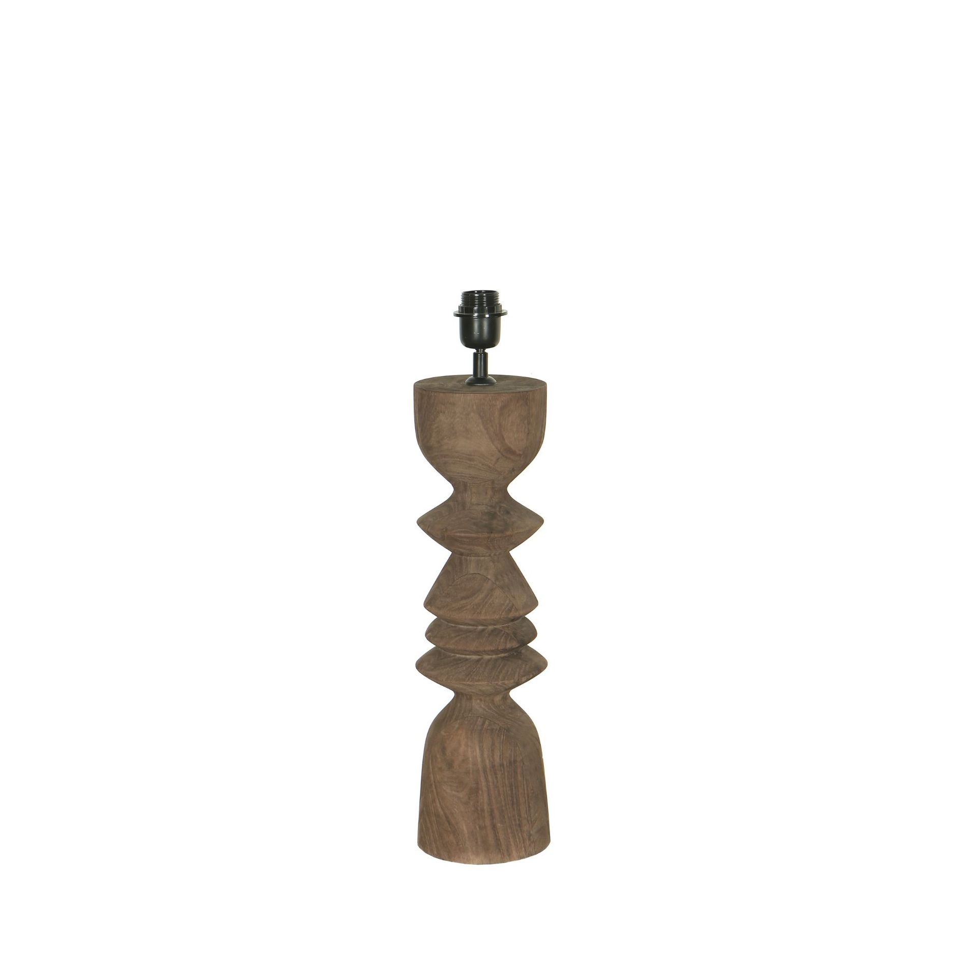 Bruin, gesneden houten decoratief object met een zwart metalen stuk erop, geïsoleerd op een witte achtergrond.