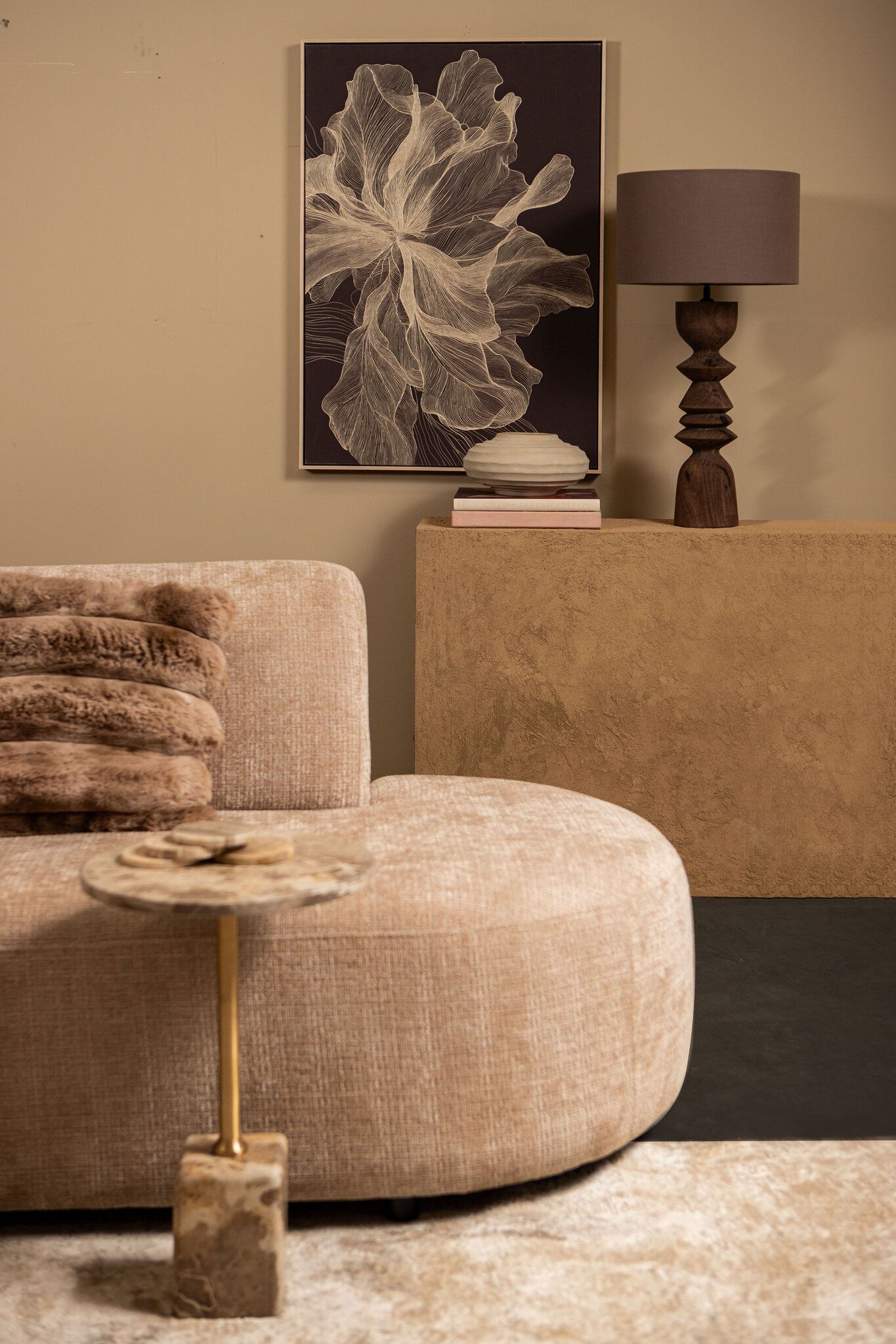 Bruin, gesneden houten decoratief object met een zwart metalen stuk erop, geïsoleerd op een witte achtergrond.