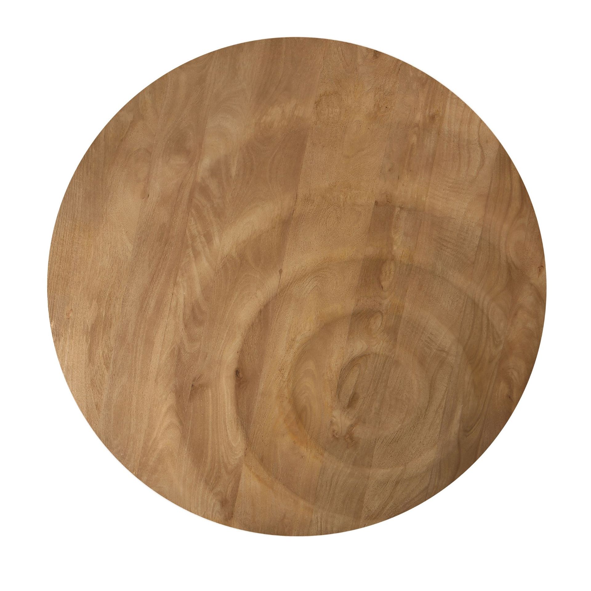 Houten wanddecoratie boven een bank met kussens en een salontafel met een vaas en kaarsen.