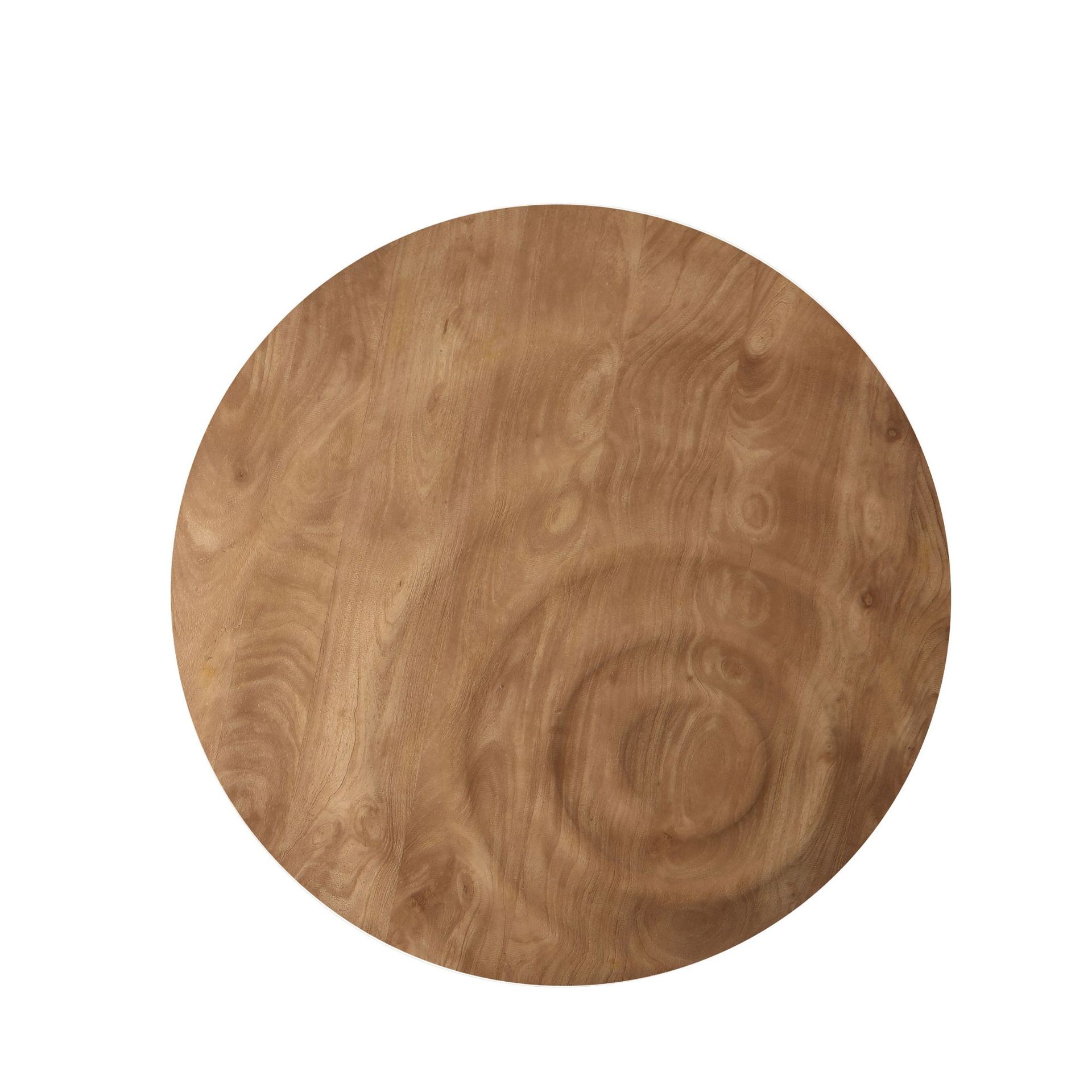 Twee ronde houten wanddecoraties boven een bank met structuur en een salontafel.