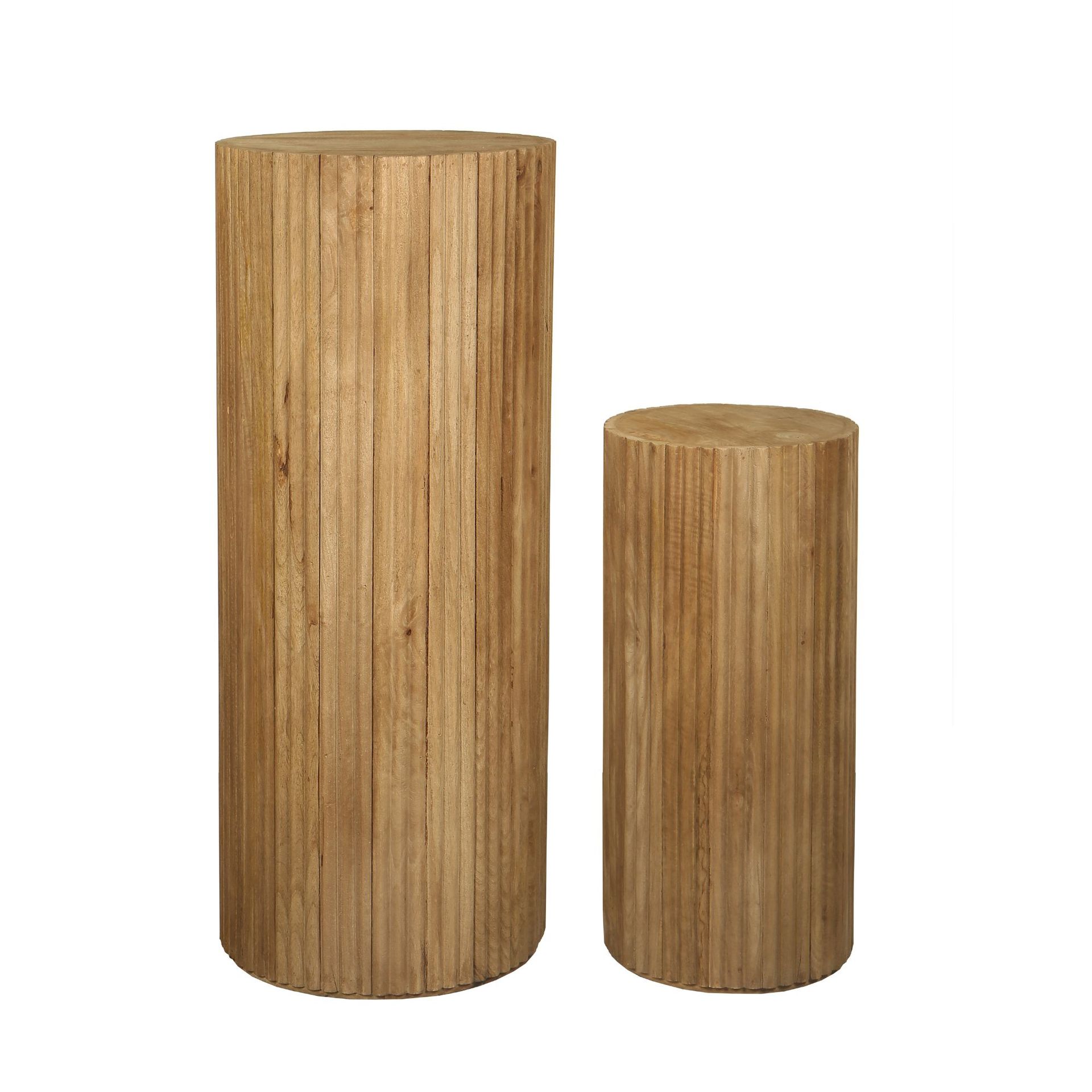 Twee cilindrische krukjes van natuurlijk hout, een hoge en een lage, op een witte achtergrond.