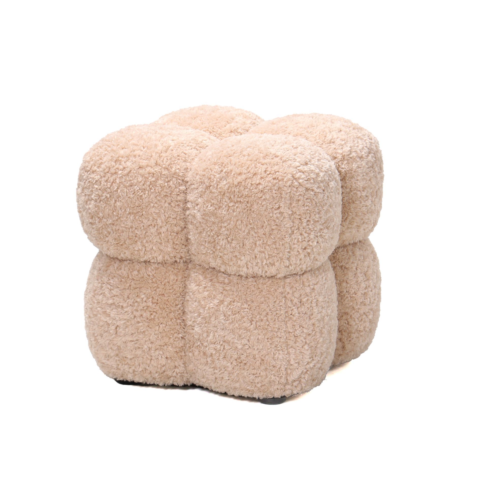 Beige, kubusvormige poef met afgeronde, pluizige blokken.