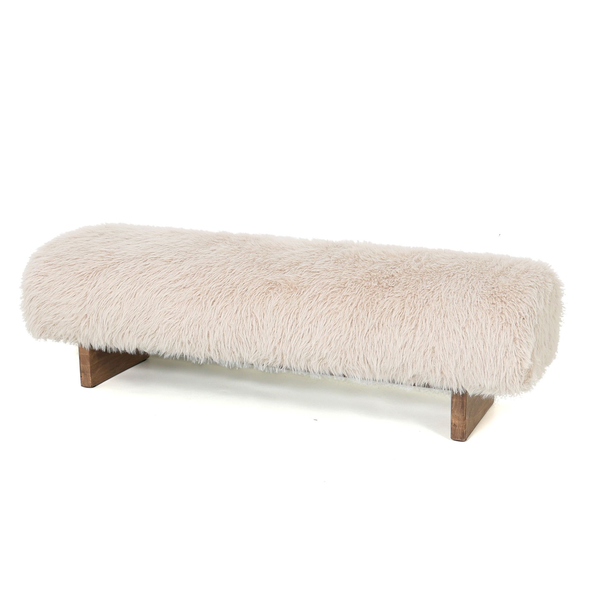 Crèmekleurige, met bouclé beklede bank met houten poten op een witte achtergrond.