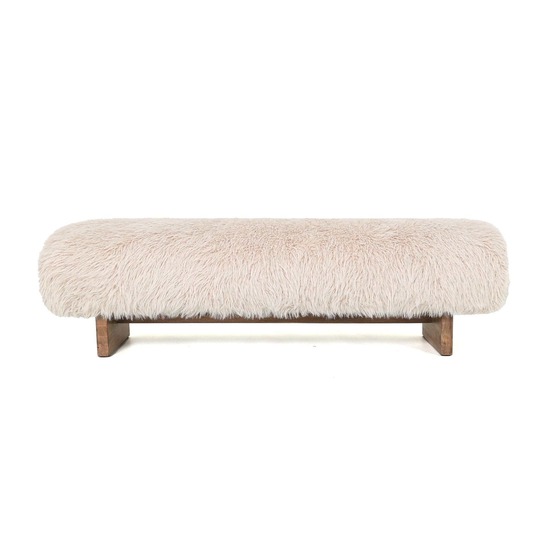 Crèmekleurige, met bouclé beklede bank met houten poten op een witte achtergrond.