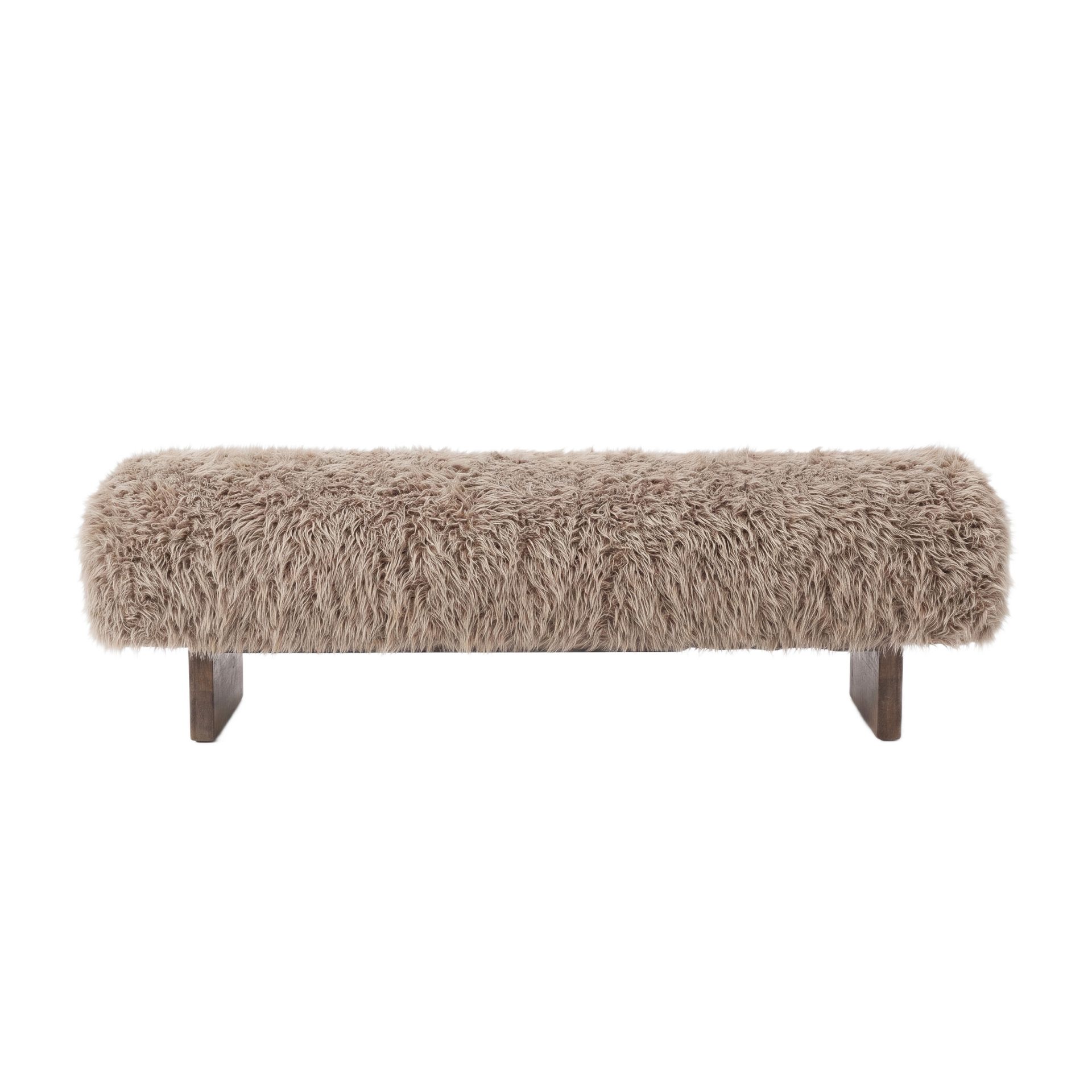 Beige, pluizige bank met houten poten op een witte achtergrond