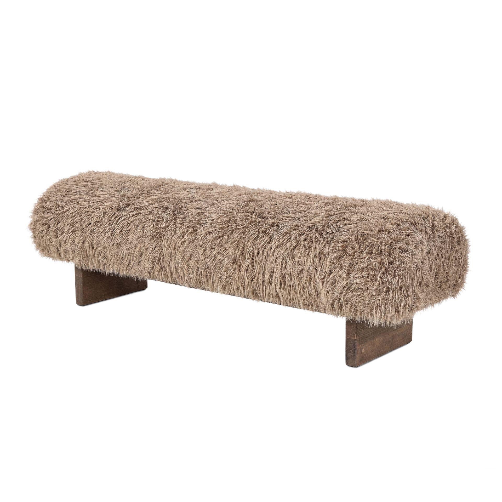 Beige, pluizige bank met houten poten op een witte achtergrond