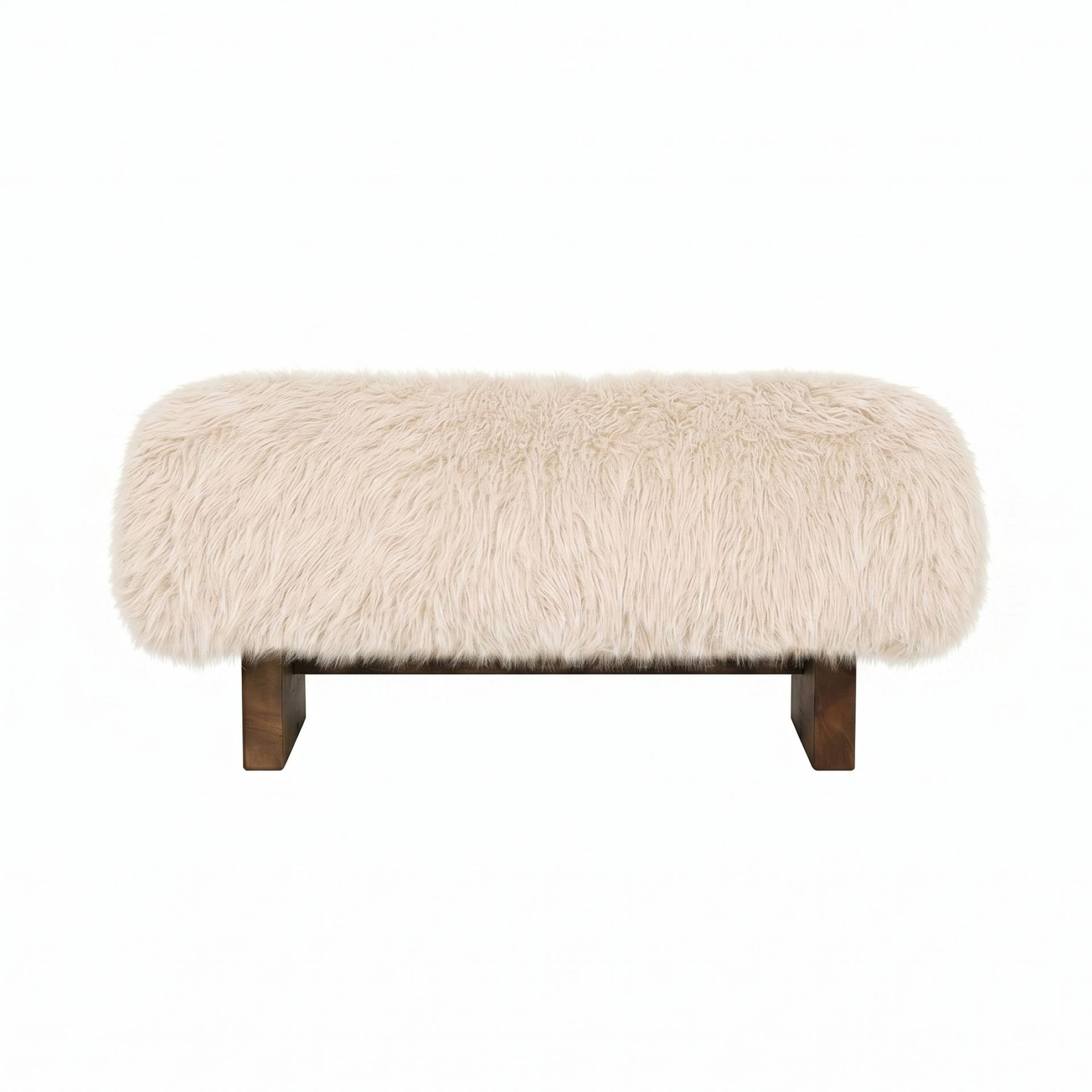 Beige harige poef met donkere houten poten op een witte achtergrond
