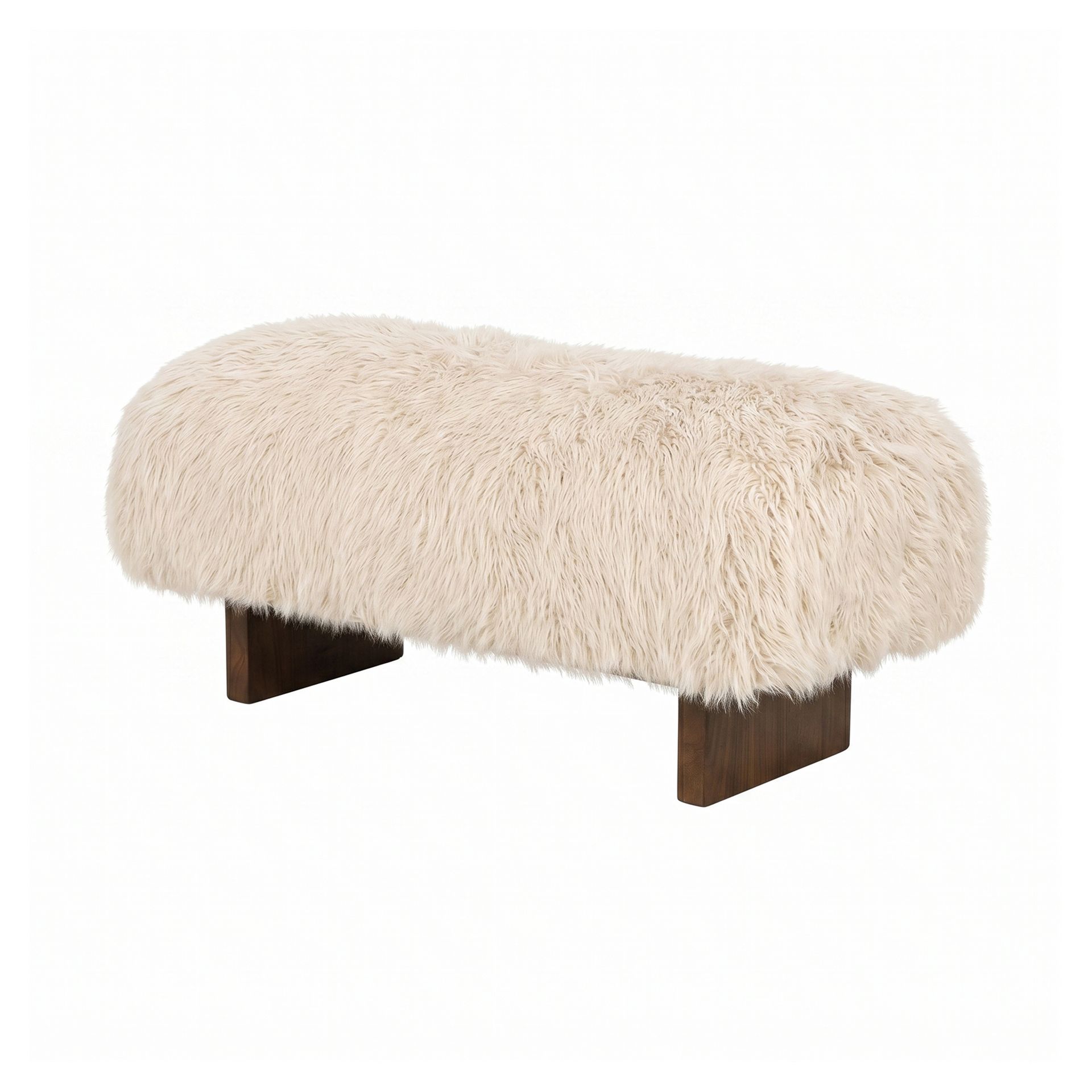 Beige harige poef met donkere houten poten op een witte achtergrond