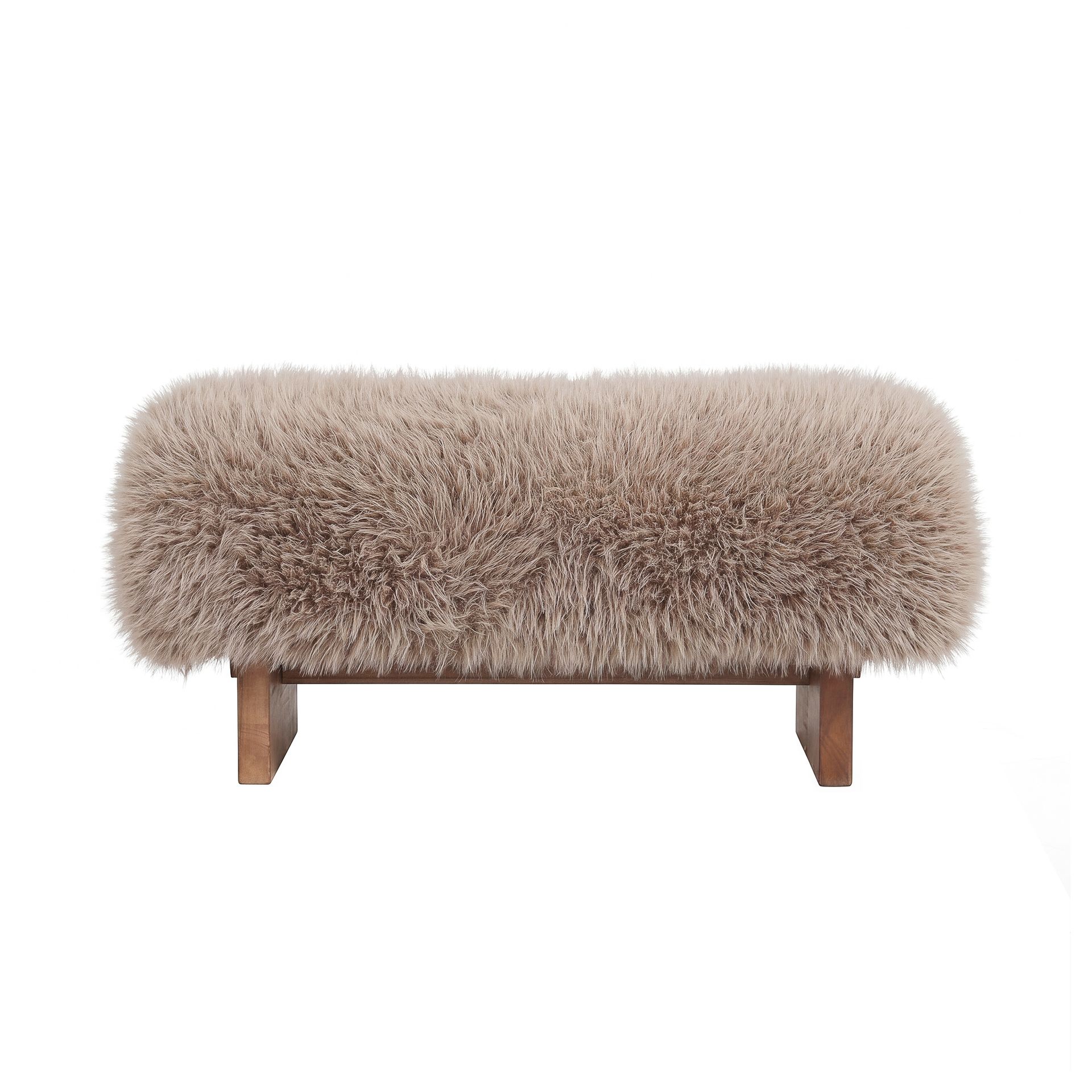 Zachte, beige gestoffeerde bank met houten poten op een witte achtergrond