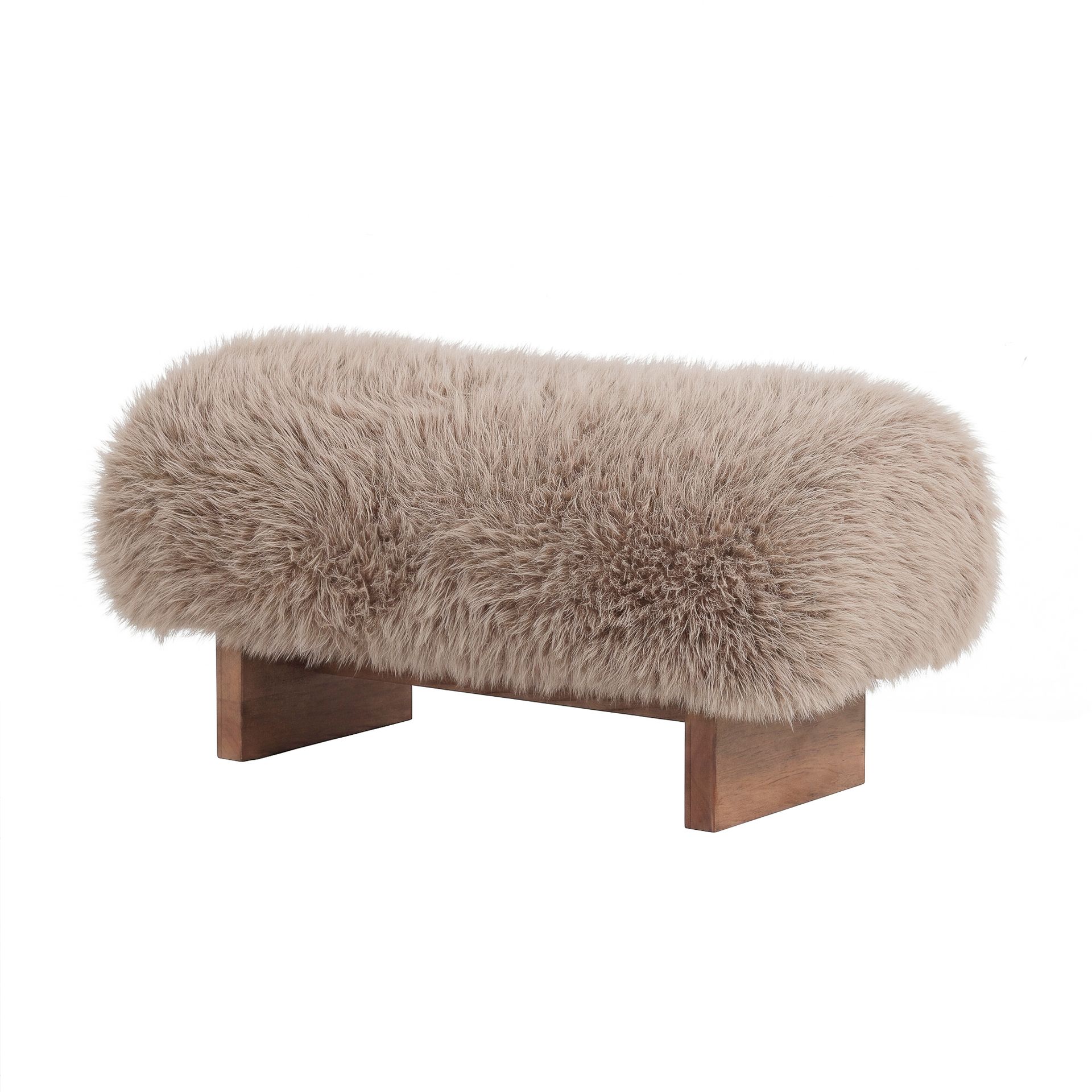 Zachte, beige gestoffeerde bank met houten poten op een witte achtergrond