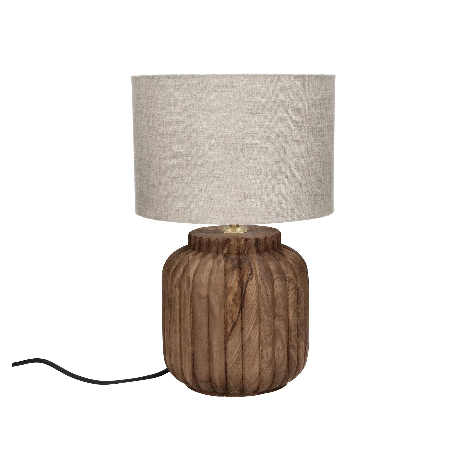 Tafellamp met een beige kap en een voet van gestructureerd hout, inclusief snoer.