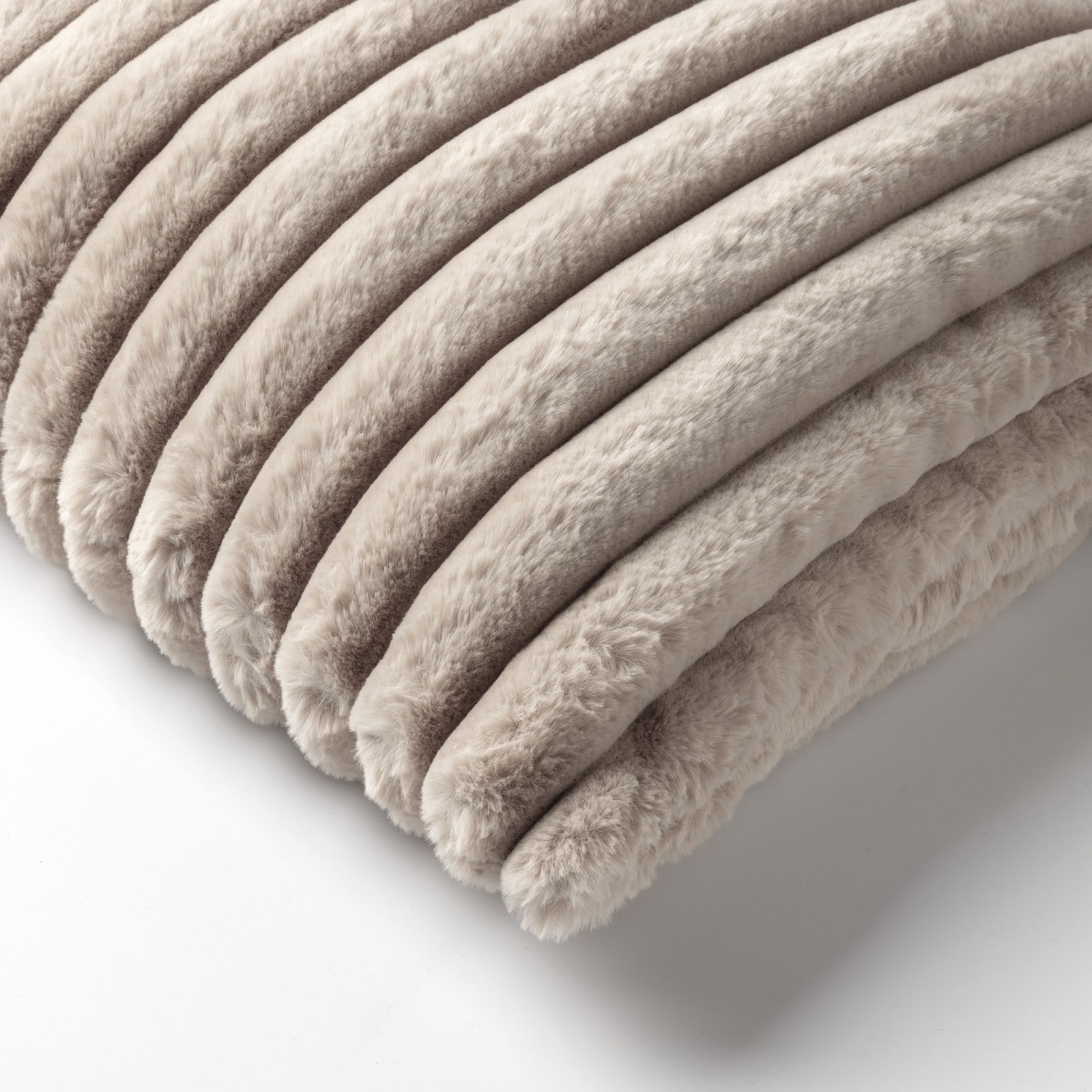 Stapel opgevouwen beige pluche handdoeken
