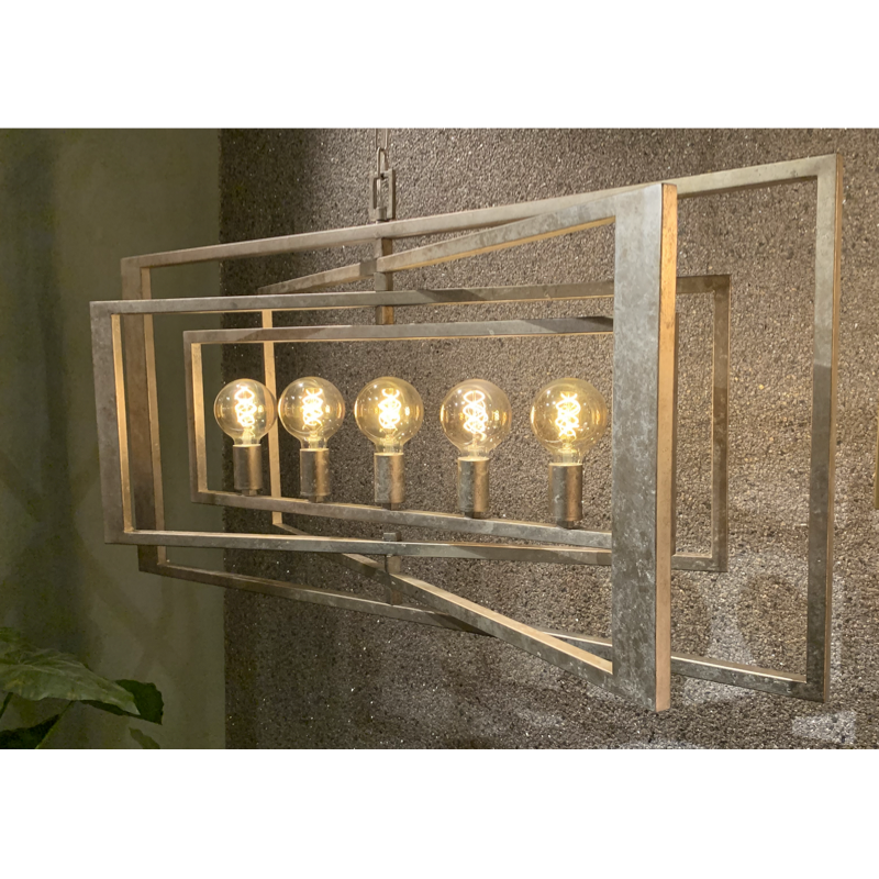 Een rechthoekige metalen hanglamp met vijf zichtbare, gloeiende lampen in in elkaar passende metalen frames.