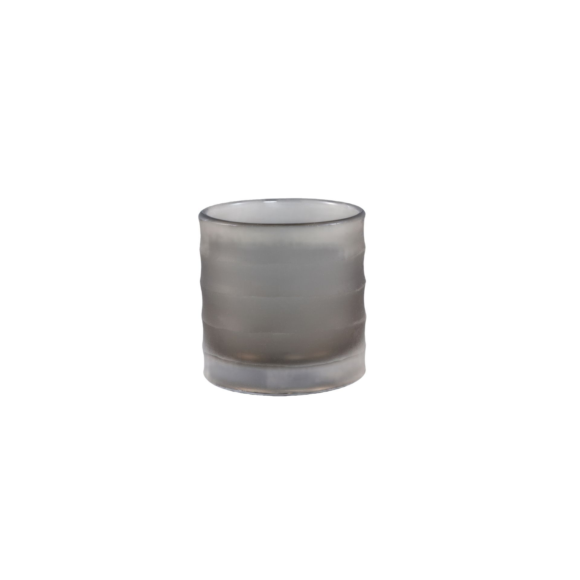 Rookgrijs matglazen drinkglas op een witte achtergrond