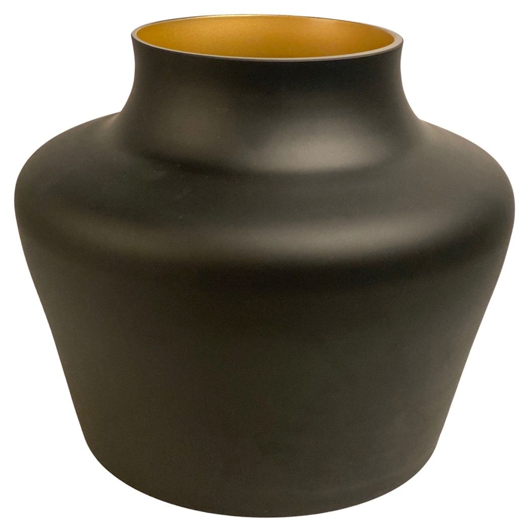 Zwarte vaas met gouden binnenkant.