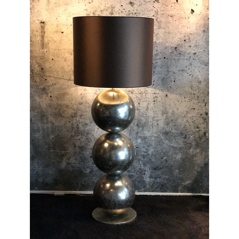 Staande lamp met drie op elkaar gestapelde metalen bollen, afgewerkt met een donkerbruine lampenkap.