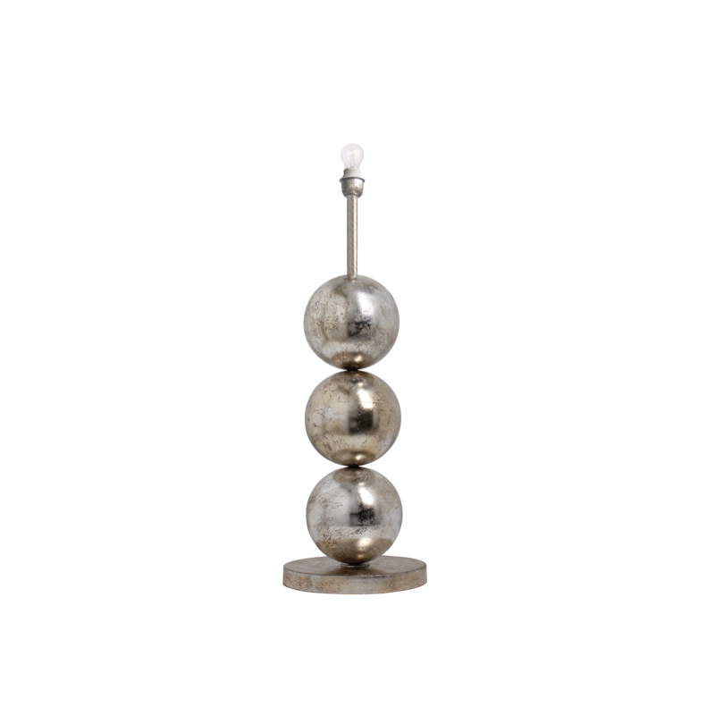 Tafellamp met drie metalen bollen en een donkere kap, op een houten tafel.